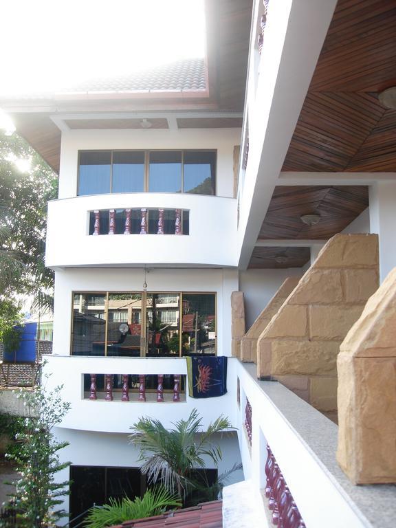 Waree'S Guesthouse Praia de Kata Exterior foto