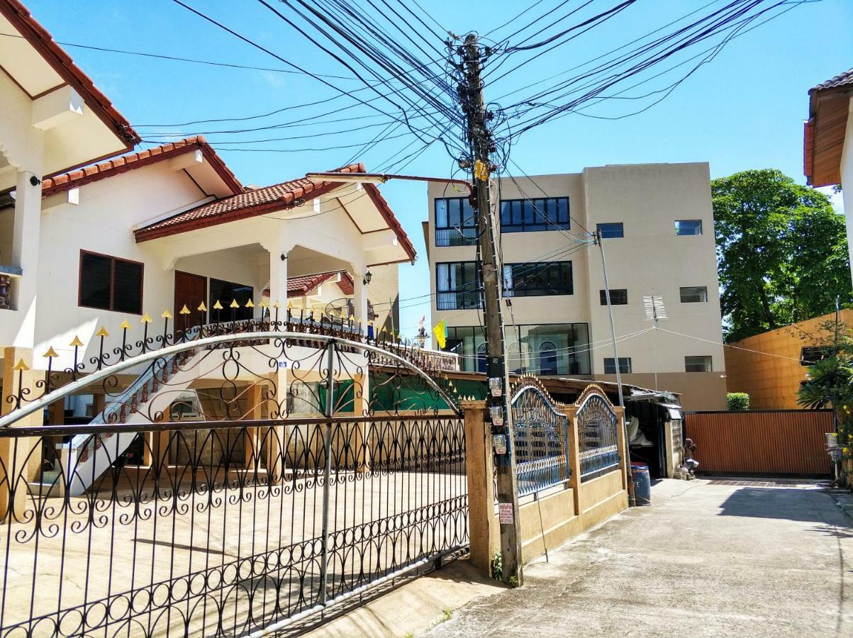Waree'S Guesthouse Praia de Kata Exterior foto